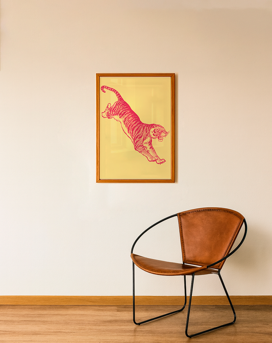 Quadro Yellow Tiger – Moldura Padrão Madeira Mel (A2) - Pronta Entrega